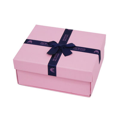 Geschenkbox ISO9001 Matte Lamination Pink Flat Packed mit Bogen-Verzierung 20*18*7.7cm