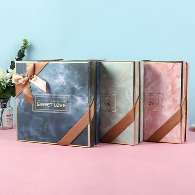 Drei Farben quadrieren den steifen Schulter-Kasten, der für Überraschungs-Geschenk verpackt