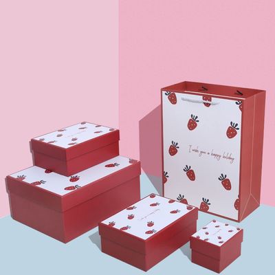 Erdbeermuster-Lippenstift-Luxusgeschenkbox, die für Valentinsgruß-Tag verpackt