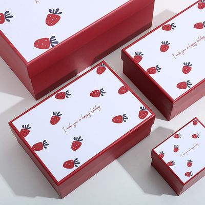 Erdbeermuster-Lippenstift-Luxusgeschenkbox, die für Valentinsgruß-Tag verpackt