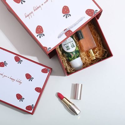 Erdbeermuster-Lippenstift-Luxusgeschenkbox, die für Valentinsgruß-Tag verpackt