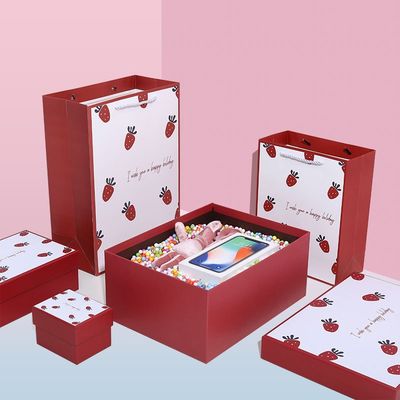 Erdbeermuster-Lippenstift-Luxusgeschenkbox, die für Valentinsgruß-Tag verpackt