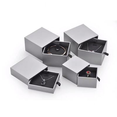Graue quadratische kleine Schmuck-Geschenkboxen aus Karton für Halsketten-Anhänger-Armbänder