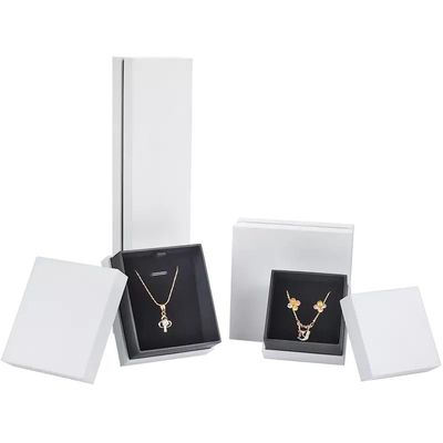Leere kleine weiße Halskette und Ohrring-Geschenkbox für Schmuckpräsentation