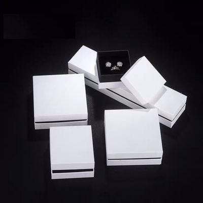 Leere kleine weiße Halskette und Ohrring-Geschenkbox für Schmuckpräsentation