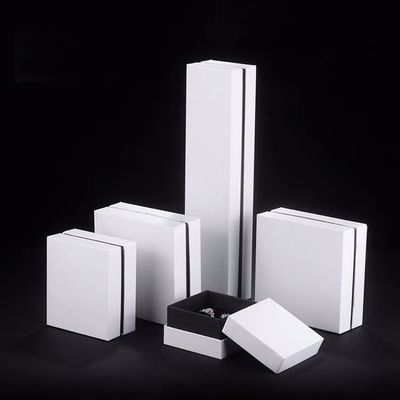 Leere kleine weiße Halskette und Ohrring-Geschenkbox für Schmuckpräsentation