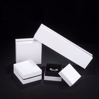 Leere kleine weiße Halskette und Ohrring-Geschenkbox für Schmuckpräsentation