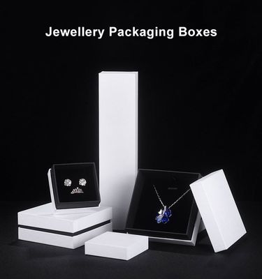 Leere kleine weiße Halskette und Ohrring-Geschenkbox für Schmuckpräsentation