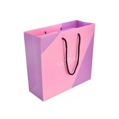 Bestellte Farbsteife Papiergeschenkbox des Logo-CMYK, Kleiderverpackenkasten mit zusammenpassender Papiertüte voraus