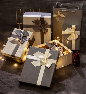Kundengebundene drei Größen-steife Papiergeschenkbox mit Bogen für Gatte-Freund-Familie