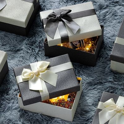 Kundengebundene drei Größen-steife Papiergeschenkbox mit Bogen für Gatte-Freund-Familie