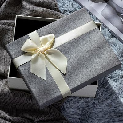 Kundengebundene drei Größen-steife Papiergeschenkbox mit Bogen für Gatte-Freund-Familie