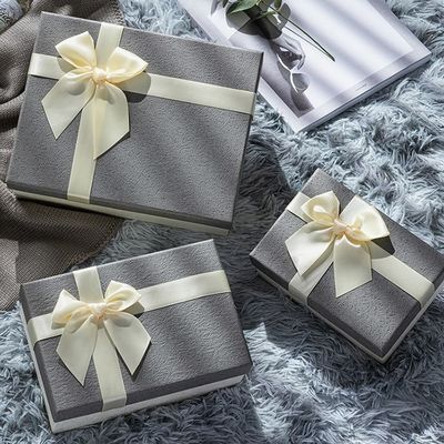 Kundengebundene drei Größen-steife Papiergeschenkbox mit Bogen für Gatte-Freund-Familie