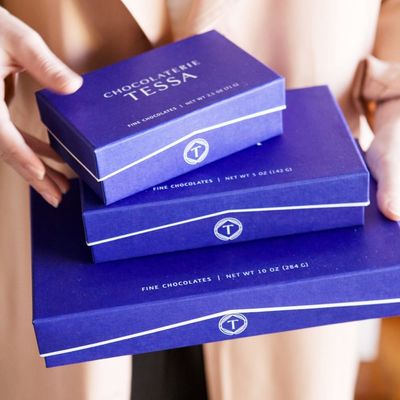 Verpackenden die Marine-Blau-Vielzweckluxuspralinenschachteln, leere Trüffel-Kästen fertigten besonders an