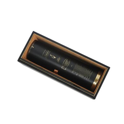 Aufbereitete Pappwein-Geschenk-Verpackenkästen, einzelnes Wein-Flaschen-Kasten-Dia heraus schwarz