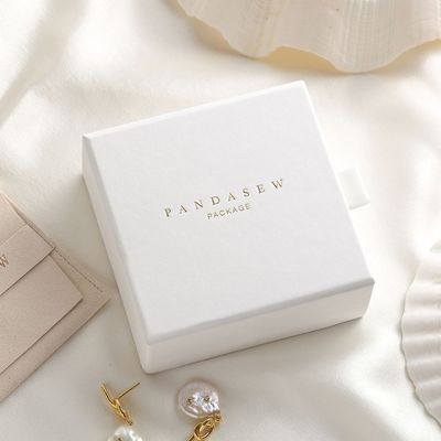 Schicker kleiner Pappschmuck-Verpackenkasten-Dia offen mit Satin-Abziehvorrichtung