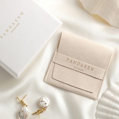Schicker kleiner Pappschmuck-Verpackenkasten-Dia offen mit Satin-Abziehvorrichtung
