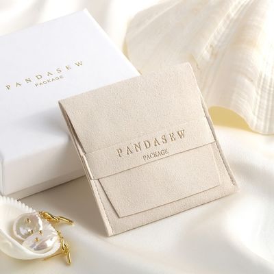 Schicker kleiner Pappschmuck-Verpackenkasten-Dia offen mit Satin-Abziehvorrichtung