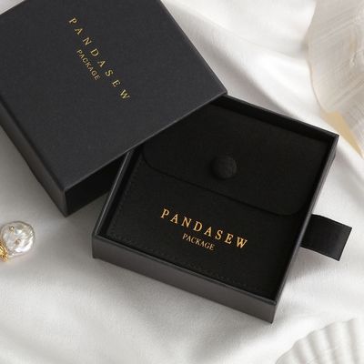 Bestellte Logo Cardboard Jewelry Packaging Box mit Microfiber-Beutel voraus