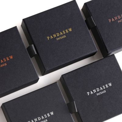 Bestellte Logo Cardboard Jewelry Packaging Box mit Microfiber-Beutel voraus